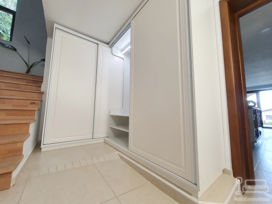 Dressing pe colț din MDF vopsit, cu uși glisante Häfele Germania