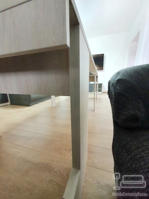 Masă extensibilă din PAL Light Virginia Walnut realizată la comandă