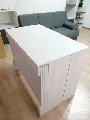 Masă extensibilă din PAL Light Virginia Walnut realizată la comandă