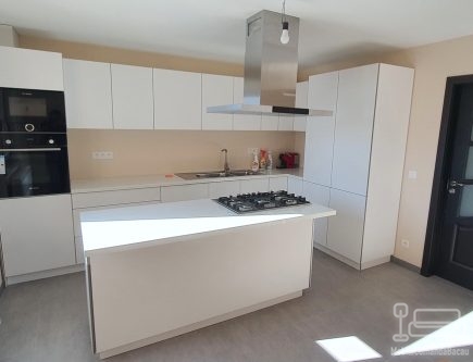 Bucătărie din MDF Perfect Sense, cu Tip-On și feronerie Blum cu amortizare