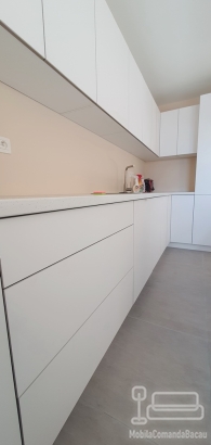 Bucătărie din MDF Perfect Sense, cu Tip-On și feronerie Blum cu amortizare