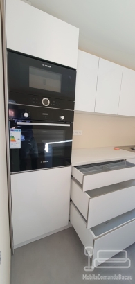 Bucătărie din MDF Perfect Sense, cu Tip-On și feronerie Blum cu amortizare