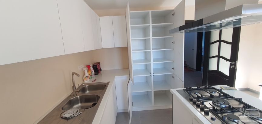 Bucătărie din MDF Perfect Sense, cu Tip-On și feronerie Blum cu amortizare