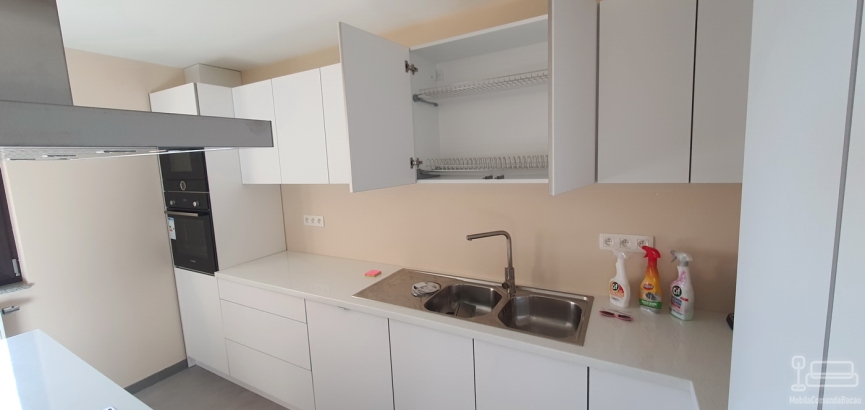 Bucătărie din MDF Perfect Sense, cu Tip-On și feronerie Blum cu amortizare