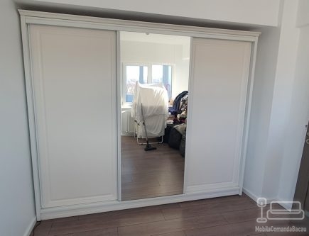 Dressing din MDF vopsit cu uși glisante și bară LED – 2800 mm