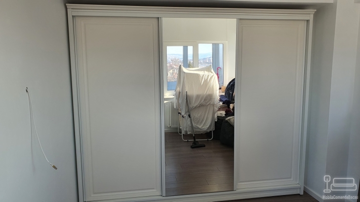 Dressing din MDF vopsit cu uși glisante și bară LED – 2800 mm