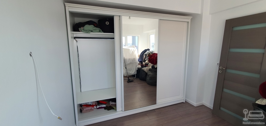 Dressing din MDF vopsit cu uși glisante și bară LED – 2800 mm