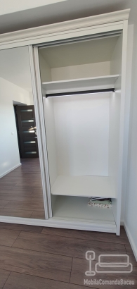 Dressing din MDF vopsit cu uși glisante și bară LED – 2800 mm
