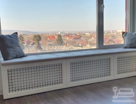 Mască de calorifer din MDF vopsit cu șezut tapițat – soluție 2-în-1 pentru confort și design, Bacău