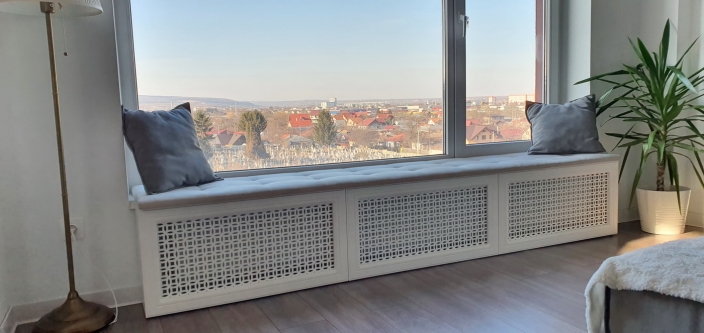 Mască de calorifer din MDF vopsit cu șezut tapițat – soluție 2-în-1 pentru confort și design, Bacău