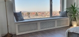 Mască de calorifer din MDF vopsit cu șezut tapițat – soluție 2-în-1 pentru confort și design, Bacău