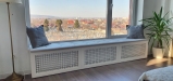 Mască de calorifer din MDF vopsit cu șezut tapițat – soluție 2-în-1 pentru confort și design, Bacău