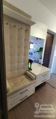 Mobilier hol din MDF vopsit cu băncuță tapițată și feronerie Blum – montaj în Bacău