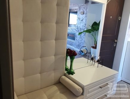 Mobilier hol din MDF vopsit cu băncuță tapițată și feronerie Blum – montaj în Bacău