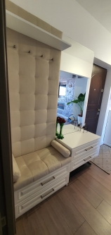 Mobilier hol din MDF vopsit cu băncuță tapițată și feronerie Blum – montaj în Bacău
