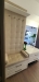 Mobilier hol din MDF vopsit cu băncuță tapițată și feronerie Blum – montaj în Bacău