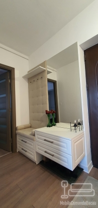 Mobilier hol din MDF vopsit cu băncuță tapițată și feronerie Blum – montaj în Bacău