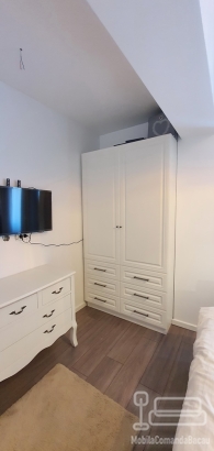 Mobilier hol din MDF vopsit cu băncuță tapițată și feronerie Blum – montaj în Bacău