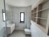 Mobilier baie din MDF vopsit cu blat din quartz și corp suspendat din lemn – montaj în județul Bacău