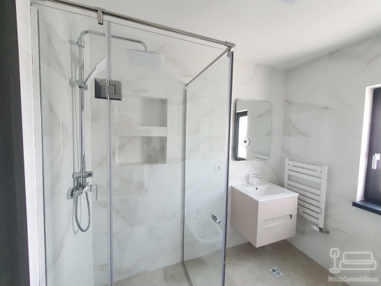 Mobilier baie din MDF vopsit cu blat din quartz și corp suspendat din lemn – montaj în județul Bacău