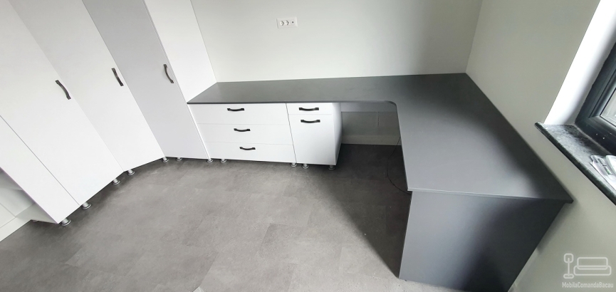Mobilier dormitor copil pe colț din pal melaminat – dulapuri, birou, pat tapițat, Bacău