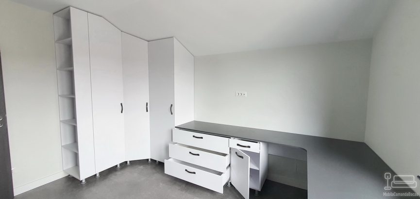 Mobilier dormitor copil pe colț din pal melaminat – dulapuri, birou, pat tapițat, Bacău