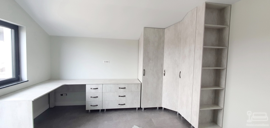 Mobilier dormitor pentru copil – dressing pe colț, birou pe colț, pat tapițat și noptieră | Montaj în Bacău