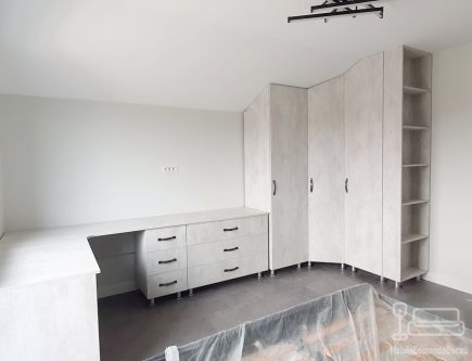Mobilier dormitor pentru copil – dressing pe colț, birou pe colț, pat tapițat și noptieră | Montaj în Bacău