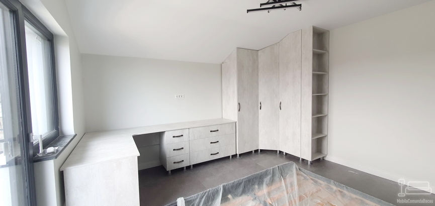 Mobilier dormitor pentru copil – dressing pe colț, birou pe colț, pat tapițat și noptieră | Montaj în Bacău