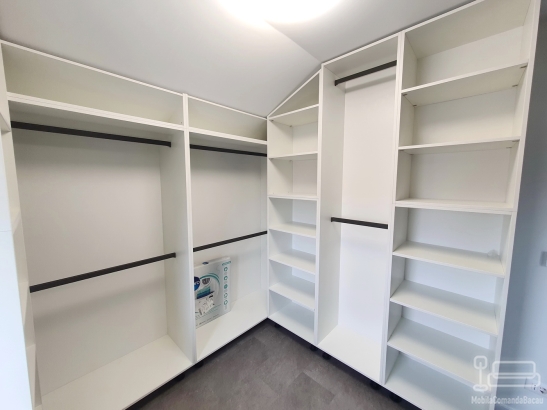 Mobilier dormitor copil – dressing pe colț, birou pe colț, pat tapițat și noptieră | Montaj în Bacău