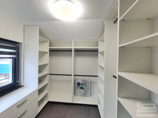 Mobilier dormitor copil – dressing pe colț, birou pe colț, pat tapițat și noptieră | Montaj în Bacău