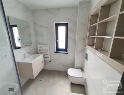 Mobilier baie din MDF vopsit cu blat din quartz și corp suspendat din lemn – montaj în județul Bacău