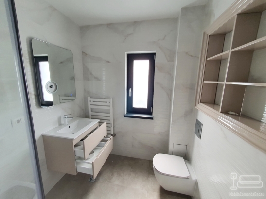 Mobilier baie din MDF vopsit cu blat din quartz și corp suspendat din lemn – montaj în județul Bacău
