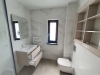 Mobilier baie din MDF vopsit cu blat din quartz și corp suspendat din lemn – montaj în județul Bacău