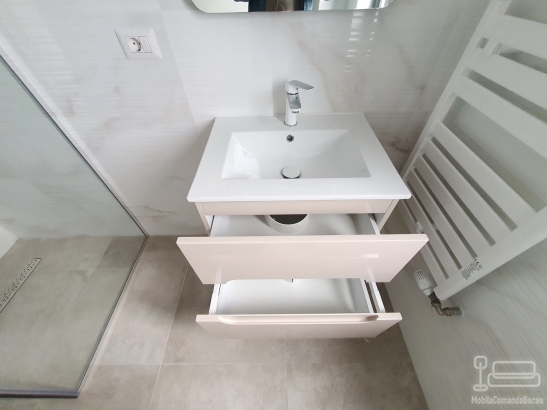 Mobilier baie din MDF vopsit cu blat din quartz și corp suspendat din lemn – montaj în județul Bacău