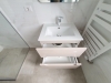 Mobilier baie din MDF vopsit cu blat din quartz și corp suspendat din lemn – montaj în județul Bacău