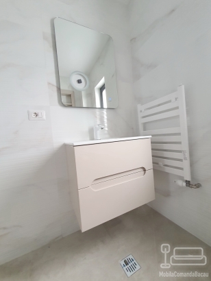 Mobilier baie din MDF vopsit cu blat din quartz și corp suspendat din lemn – montaj în județul Bacău