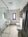 Mobilier baie din MDF vopsit cu blat din quartz și corp suspendat din lemn – montaj în județul Bacău