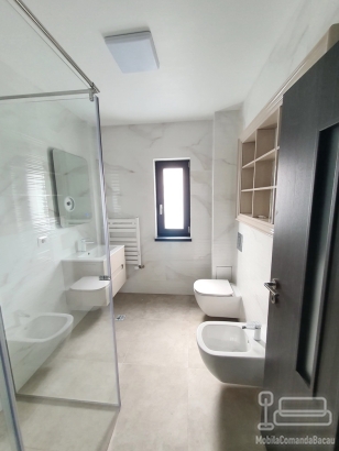 Mobilier baie din MDF vopsit cu blat din quartz și corp suspendat din lemn – montaj în județul Bacău