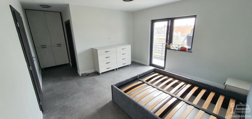 Mobilier dormitor matrimonial cu pat tapițat și dulap – set complet cu depozitare, montaj în Bacău