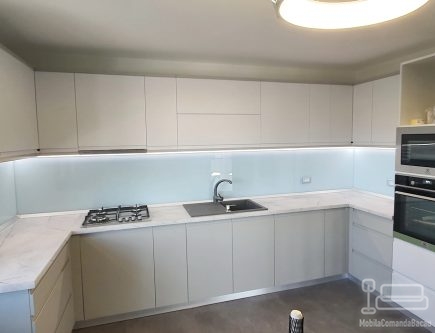 Mobilier bucătărie din MDF vopsit cu blat termorezistent și feronerie Blum | Montaj în județul Bacău