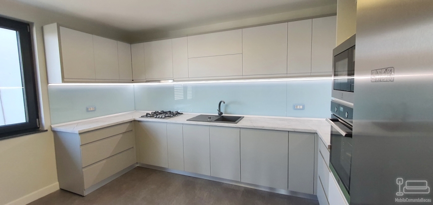 Mobilier bucătărie din MDF vopsit cu blat termorezistent și feronerie Blum | Montaj în județul Bacău