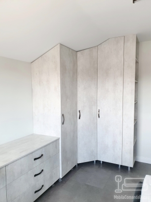 Mobilier dormitor pentru copil – dressing pe colț, birou pe colț, pat tapițat și noptieră | Montaj în Bacău