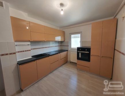 Mobilier bucătărie din MDF vopsit cu blat termorezistent și feronerie Blum – Bacău