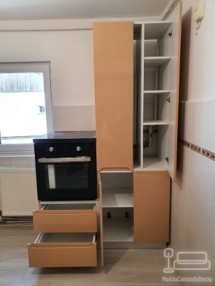 Mobilier bucătărie din MDF vopsit cu blat termorezistent și feronerie Blum – Bacău