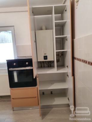 Mobilier bucătărie din MDF vopsit cu blat termorezistent și feronerie Blum – Bacău