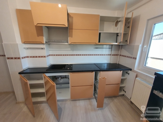 Mobilier bucătărie din MDF vopsit cu blat termorezistent și feronerie Blum – Bacău