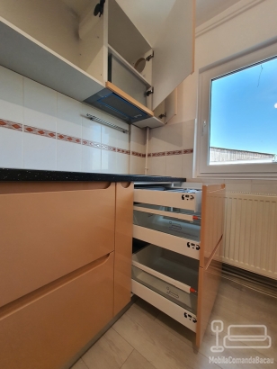 Mobilier bucătărie din MDF vopsit cu blat termorezistent și feronerie Blum – Bacău