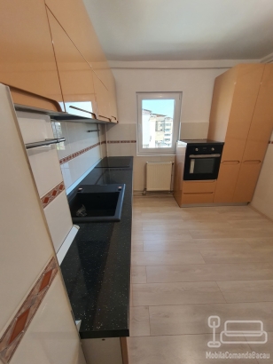 Mobilier bucătărie din MDF vopsit cu blat termorezistent și feronerie Blum – Bacău