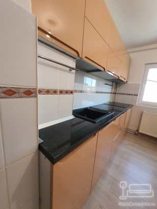 Mobilier bucătărie din MDF vopsit cu blat termorezistent și feronerie Blum – Bacău